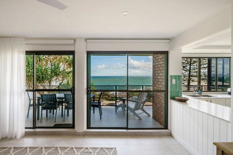 Absolute Beachfront Bliss On Kings Beach - Tourism Hervey Bay 4