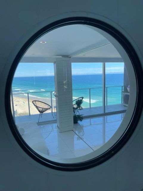 Absolute Beachfront Central Surfers Paradise - Tourism Hervey Bay 1