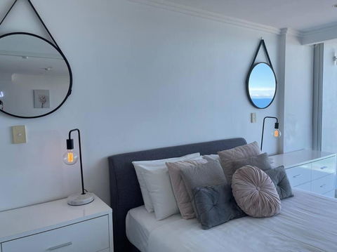 Absolute Beachfront Central Surfers Paradise - Tourism Hervey Bay 4
