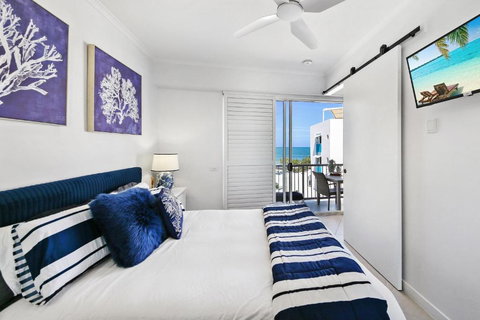 Absolute Beachfront Rolling Surf Resort - Tourism Hervey Bay 2