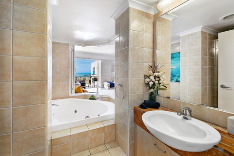 Absolute Beachfront Rolling Surf Resort - Tourism Hervey Bay 3