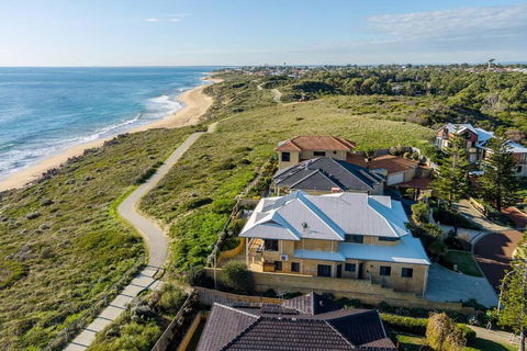 Absolute Oceanfront Escape - Tourism Hervey Bay 0