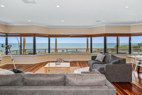 Absolute Oceanfront Escape - Tourism Hervey Bay 1