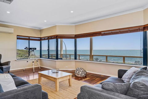 Absolute Oceanfront Escape - Tourism Hervey Bay 3