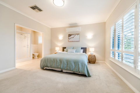 Absolute Oceanfront Escape - Tourism Hervey Bay 4