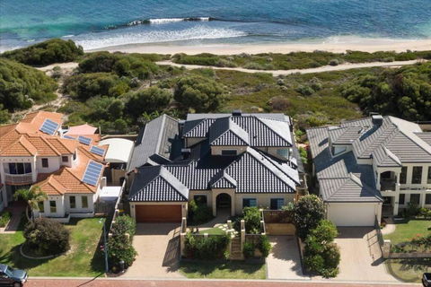 Absolute Oceanfront Retreat - Tourism Hervey Bay 0