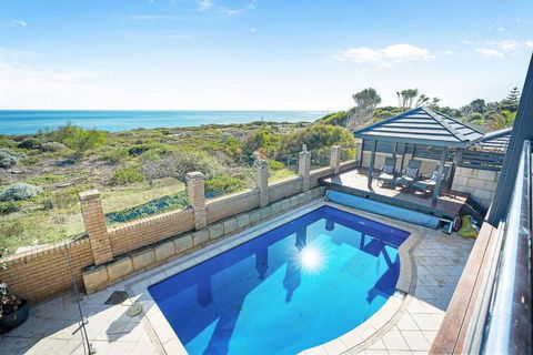 Absolute Oceanfront Retreat - Tourism Hervey Bay 1