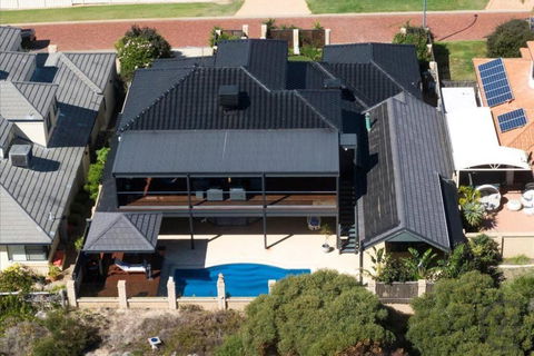 Absolute Oceanfront Retreat - Tourism Hervey Bay 2