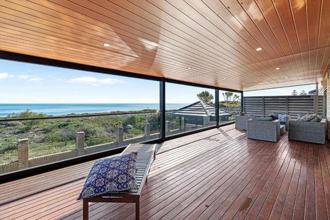 Absolute Oceanfront Retreat - Tourism Hervey Bay 3
