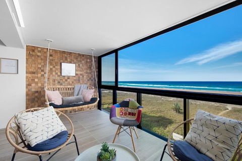 Absolutly Beachfront Surfers Paradise, Pure Shores! - Tourism Hervey Bay 3