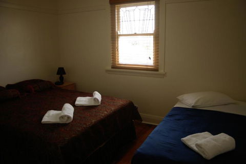 Accommodation Sydney Rockdale - 2 Bedroom Pet Friendly Budget Apartments With Balconies - Tourism Hervey Bay 4