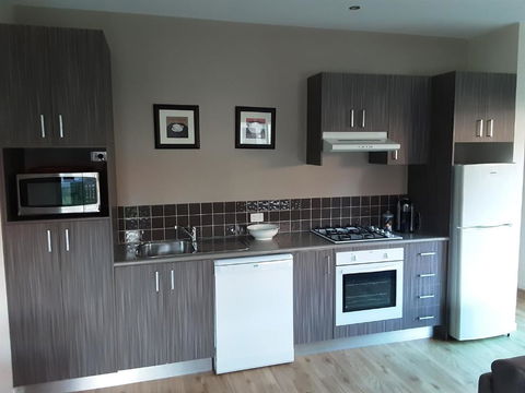 Adelphi Apartment 2- Poolside Or Apartment 2A- King Studio - Tourism Hervey Bay 4