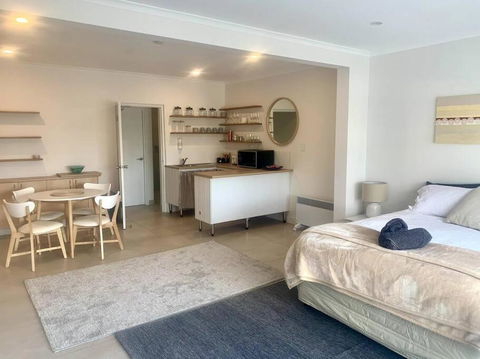 Adorable Studio Next To Cafe, Walk To Beach! - Tourism Hervey Bay 3