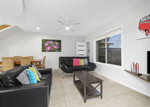 Adrift, 5B Scott Street - Tourism Hervey Bay 4