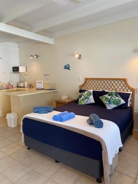 AFFORDABLE ISLAND ESCAPE! Queen Studio, Nelly Bay - Tourism Hervey Bay 1