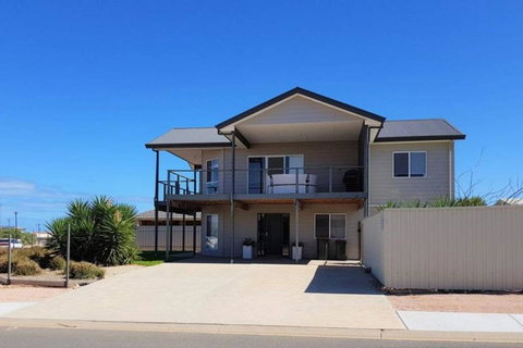 Agape Holiday Home With Pool Table ,NBN Internet - Tourism Hervey Bay 0