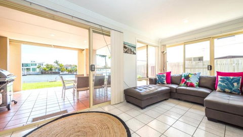 Air Conditioned Pet Friendly Canal Home With Wifi - Tourism Hervey Bay 4