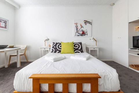 Acland Central Studio - A Cosy St Kilda Escape - Tourism Hervey Bay 0