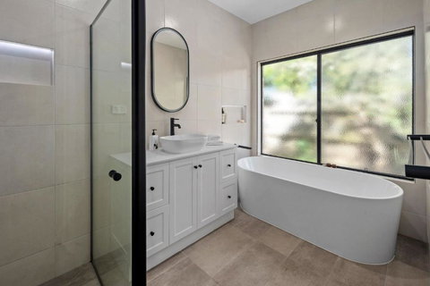 A Holiday Home For All Seasons - Modern, Peaceful, Family Friendly - Tourism Hervey Bay 1