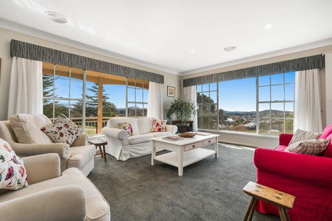 A House With A View, Molong. NSW - Tourism Hervey Bay 0