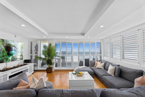 Absolute Beachfront Apartment 3B Pool Spa - Tourism Hervey Bay 2