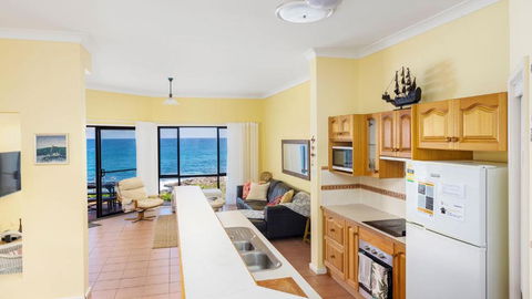 Absolute Oceanfront Portovenere - Tourism Hervey Bay 4