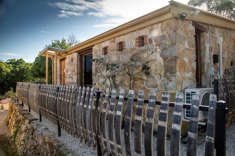 A Romantic Uraidla Studio - Tourism Hervey Bay 0