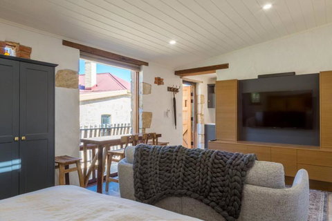 A Romantic Uraidla Studio - Tourism Hervey Bay 1