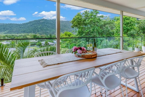 Airlie Abode - Hervey Bay Accommodation 0