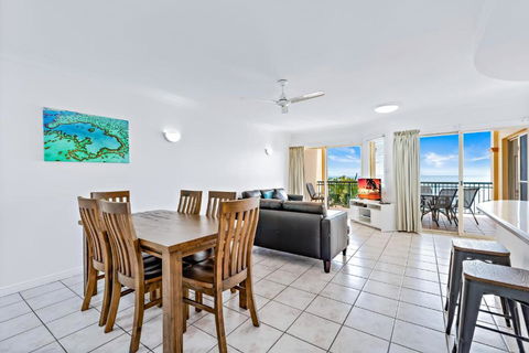 Airlie Ocean Paradise - Tourism Hervey Bay 0