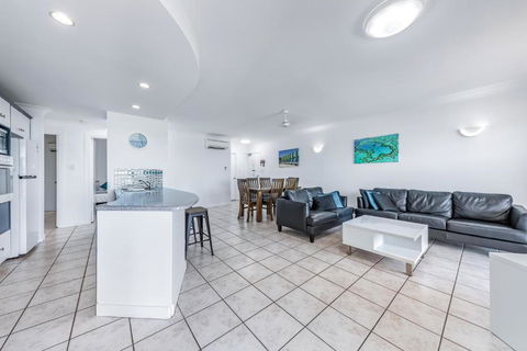 Airlie Ocean Paradise - Tourism Hervey Bay 1