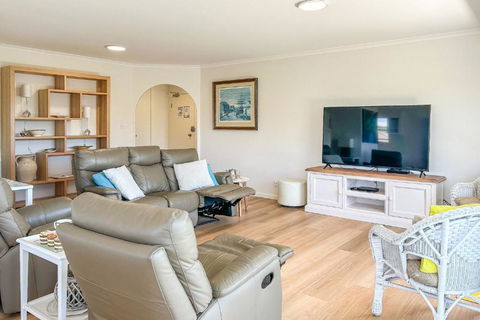 Albacore 7 Waterfront Unit - Tourism Hervey Bay 3