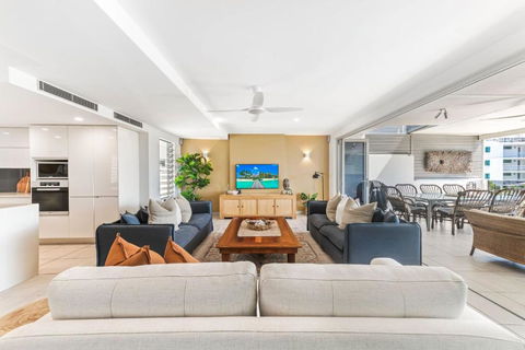 Alex Beach House, 100 Steps To The Sand, With Ocean Views - Tourism Hervey Bay 3