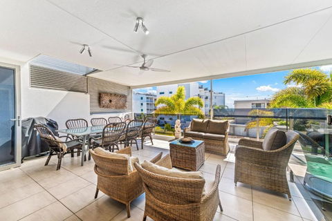 Alex Beach House, 100 Steps To The Sand, With Ocean Views - Tourism Hervey Bay 1