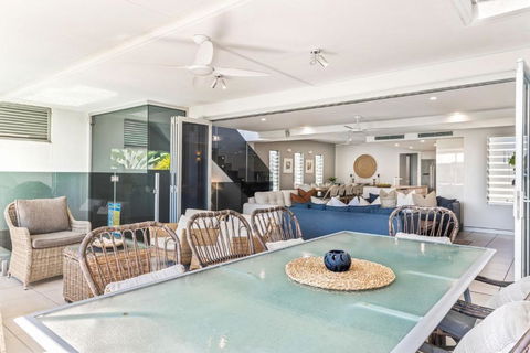Alex Beach House, 100 Steps To The Sand, With Ocean Views - Tourism Hervey Bay 2
