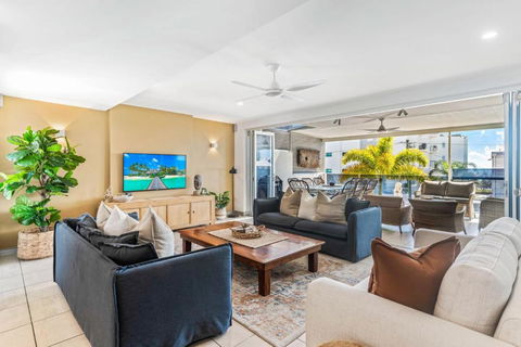 Alex Beach House, 100 Steps To The Sand, With Ocean Views - Tourism Hervey Bay 4