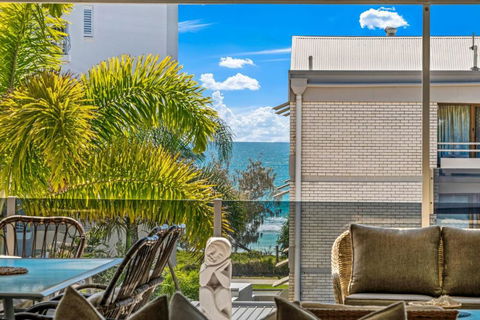 Alex Beach House, 100 Steps To The Sand, With Ocean Views - Tourism Hervey Bay 0