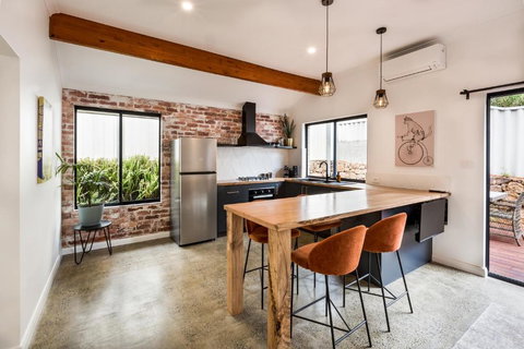 Alley Cats - Hervey Bay Accommodation 0