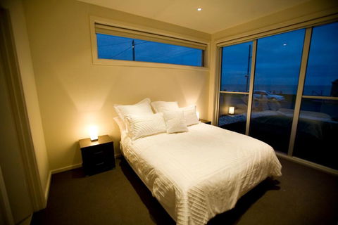 Aloha Beachfront Port Fairy - Tourism Hervey Bay 3