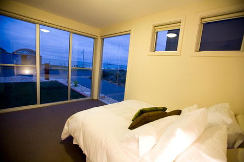 Aloha Beachfront Port Fairy - Tourism Hervey Bay 4