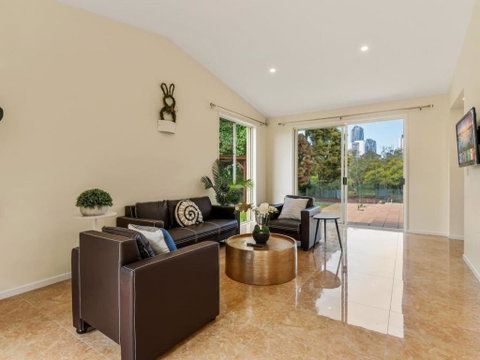 Amazing Broadwater City View Holiday Home With Pool - Tourism Hervey Bay 4