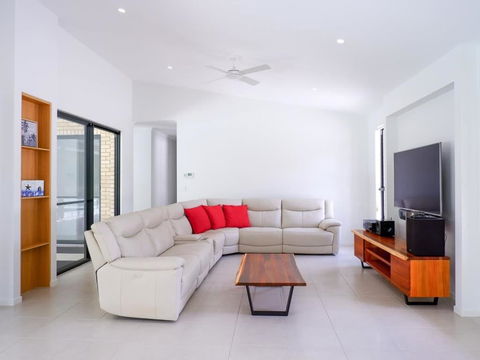 Amazing House Big Swimming Pool BBQ - Tourism Hervey Bay 2