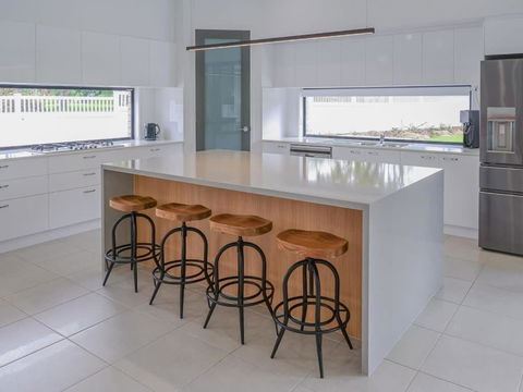 Amazing House Big Swimming Pool BBQ - Tourism Hervey Bay 4
