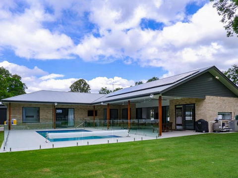 Amazing House Big Swimming Pool BBQ - Tourism Hervey Bay 0