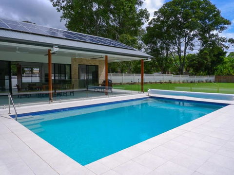 Amazing House Big Swimming Pool BBQ - Tourism Hervey Bay 1