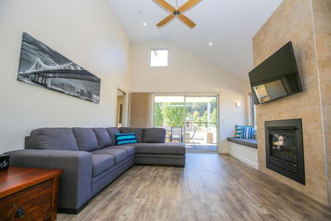 Amber Mist Villa - One - Tourism Hervey Bay 0