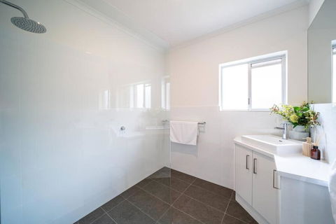 Ambrosia - Designer 3BR WiFi - Tourism Hervey Bay 1
