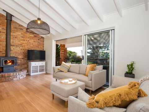 Anacapri - Pet Friendly - Opposite Beach - Fireplace - Tourism Hervey Bay 2
