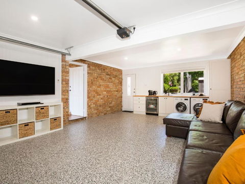 Anacapri - Pet Friendly - Opposite Beach - Fireplace - Tourism Hervey Bay 3