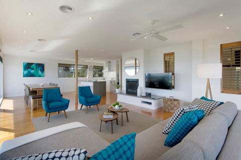 Anchor Beachfront Retreat Water Views, On The Beach - Tourism Hervey Bay 3